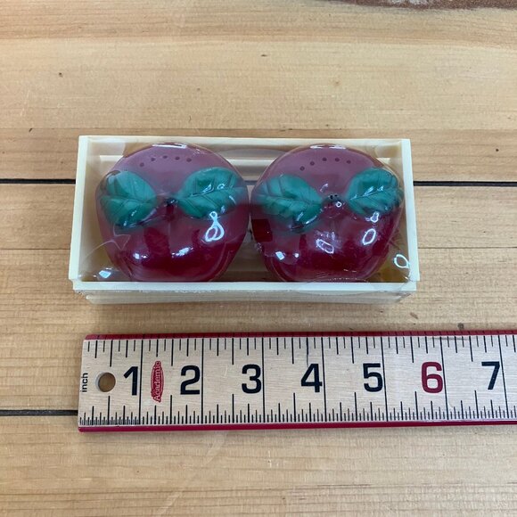 Apple Shape Salt & Pepper Shaker Set Vintage Plastic New in Package - Picture 4 of 6